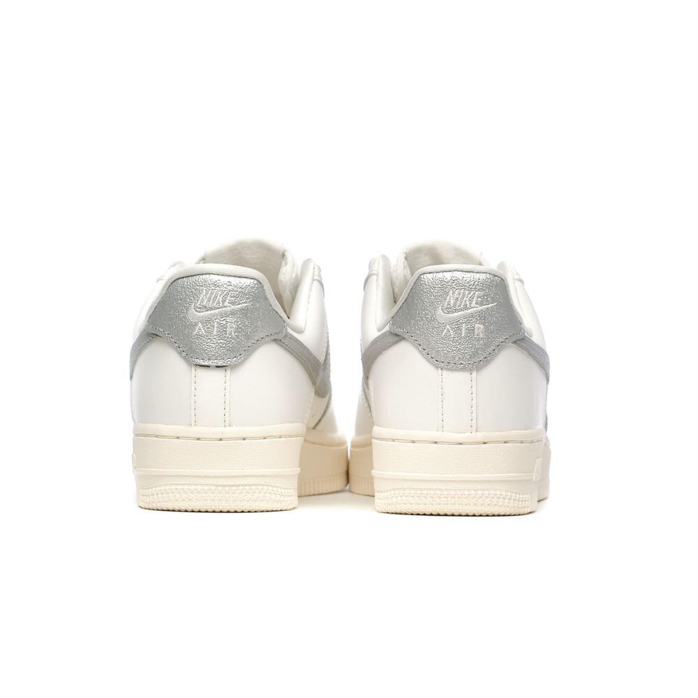 Buty sportowe damskie Nike W AIR FORCE 1 '07 ESS TRND 5/7