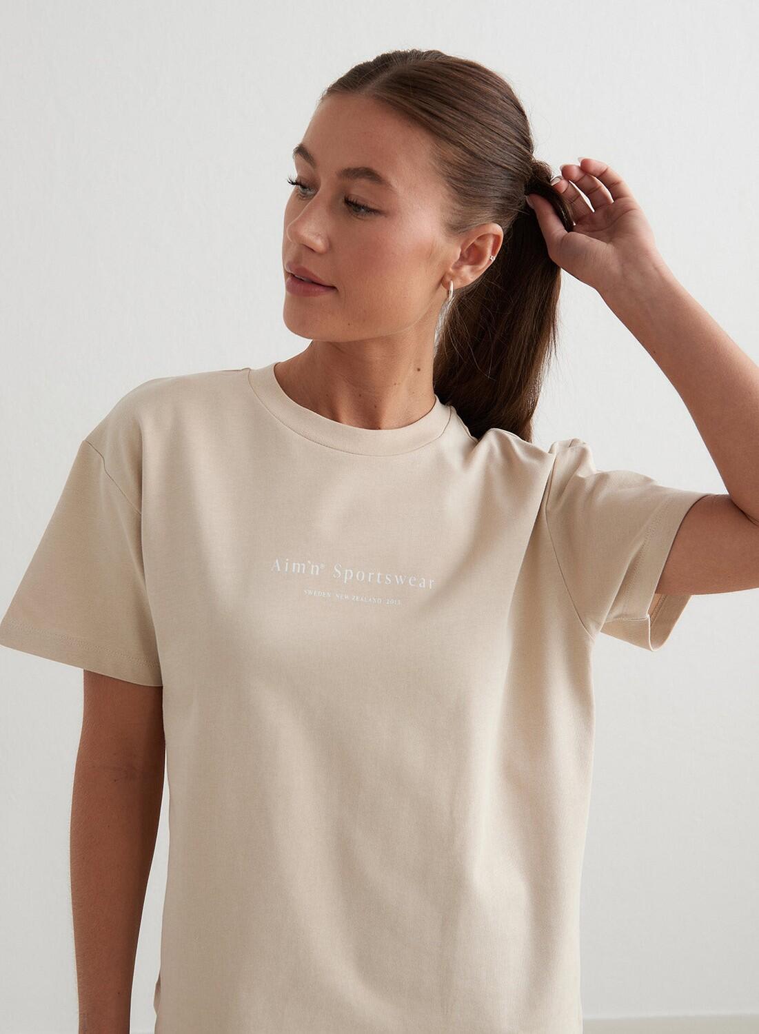 Femme T-shirt Coupe Carrée Coton Bio Col Rond Côtelé Imprimé Devant Serif Beige 5/6