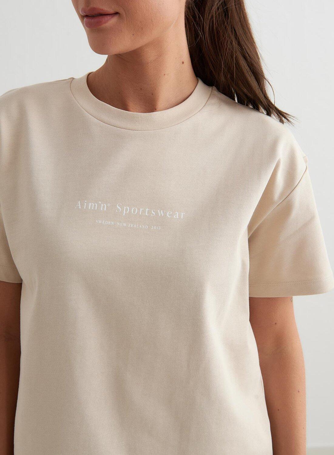 Femme T-shirt Coupe Carrée Coton Bio Col Rond Côtelé Imprimé Devant Serif Beige 2/6