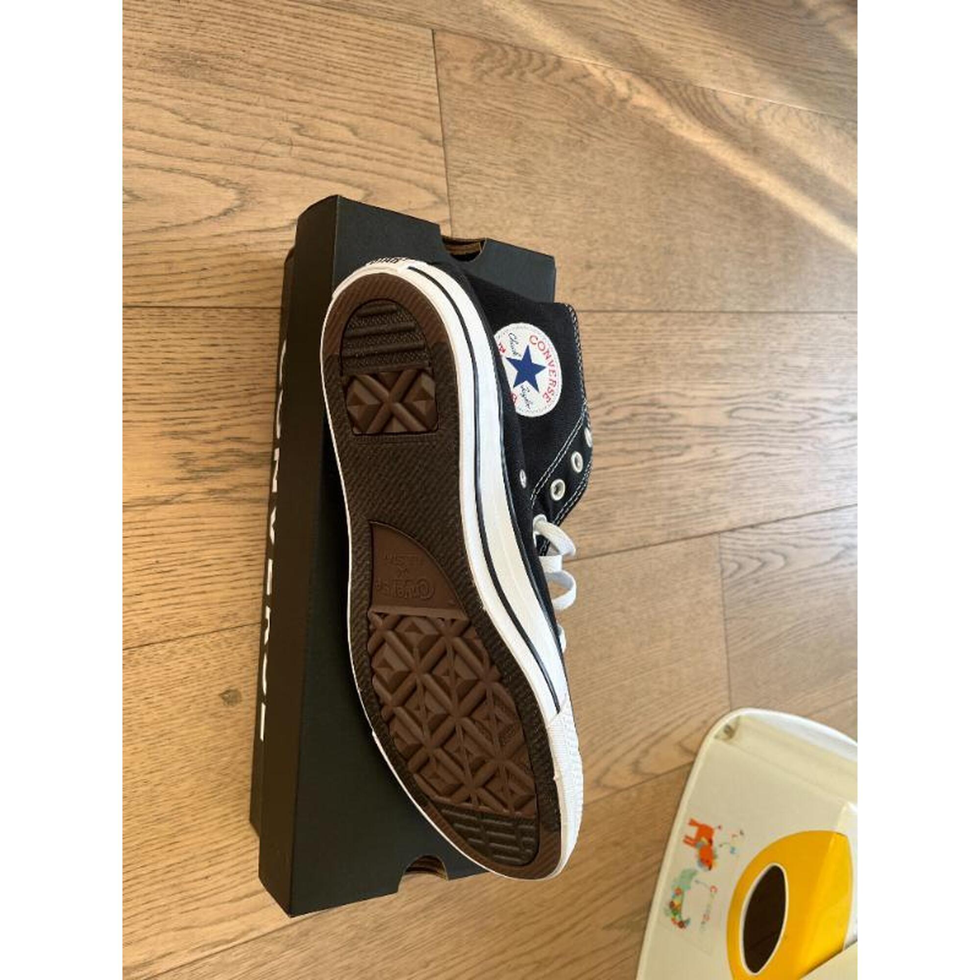 Entre Particuliers - Converse All Star Classic Shoes- Brand New condition