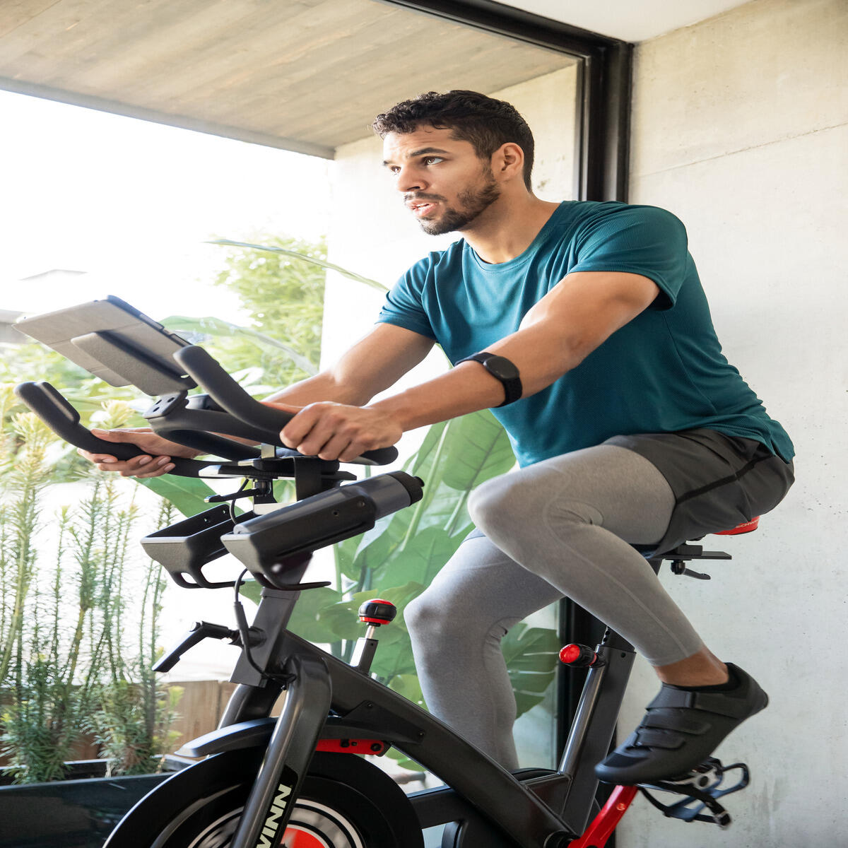 Bicicleta Indoor 800IC- resistência magnética, LCD, Bluetooth, pedais SPD 4/7