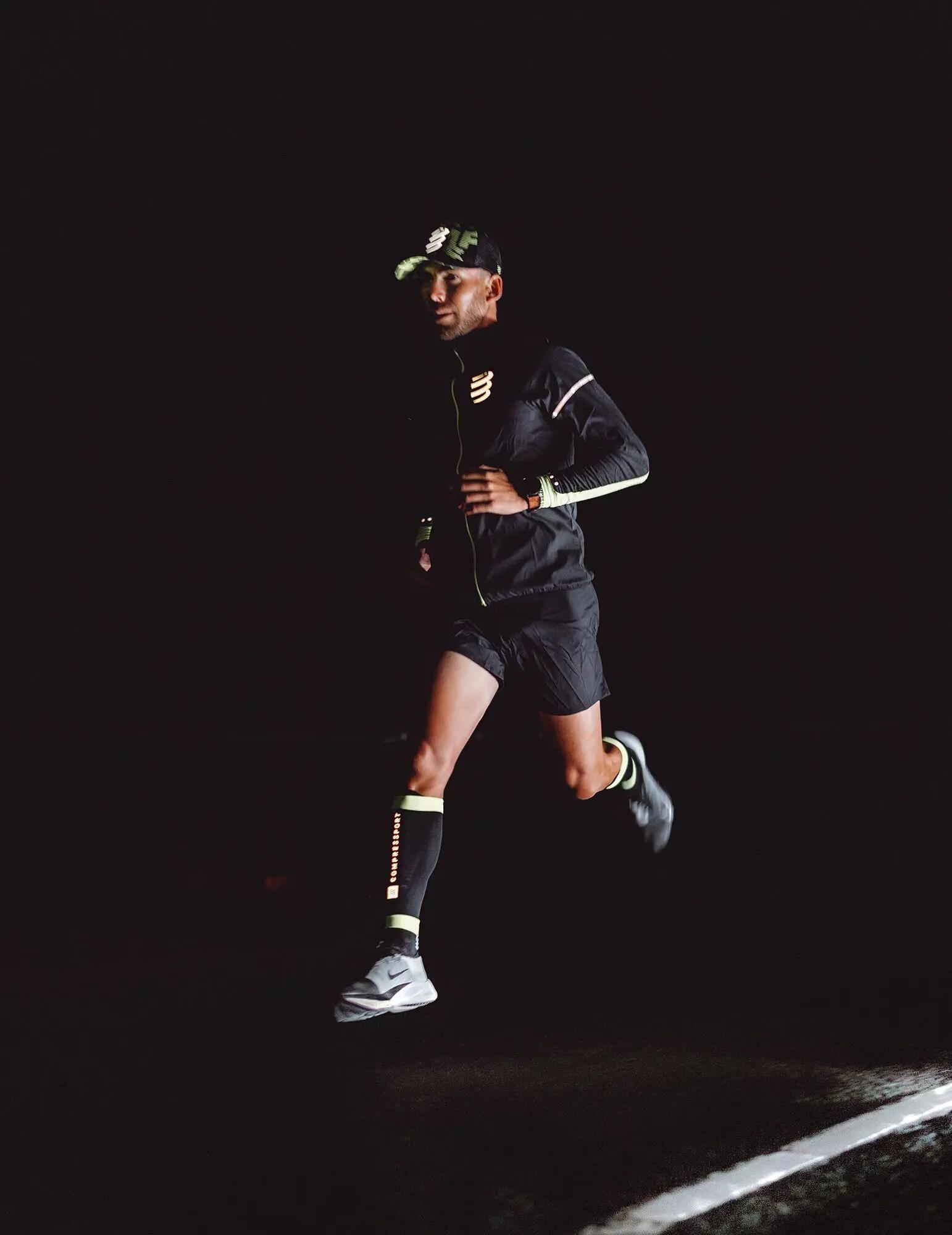 Compressport Uomo Giacca a vento antivento Flash ad alta visibilità 4/7