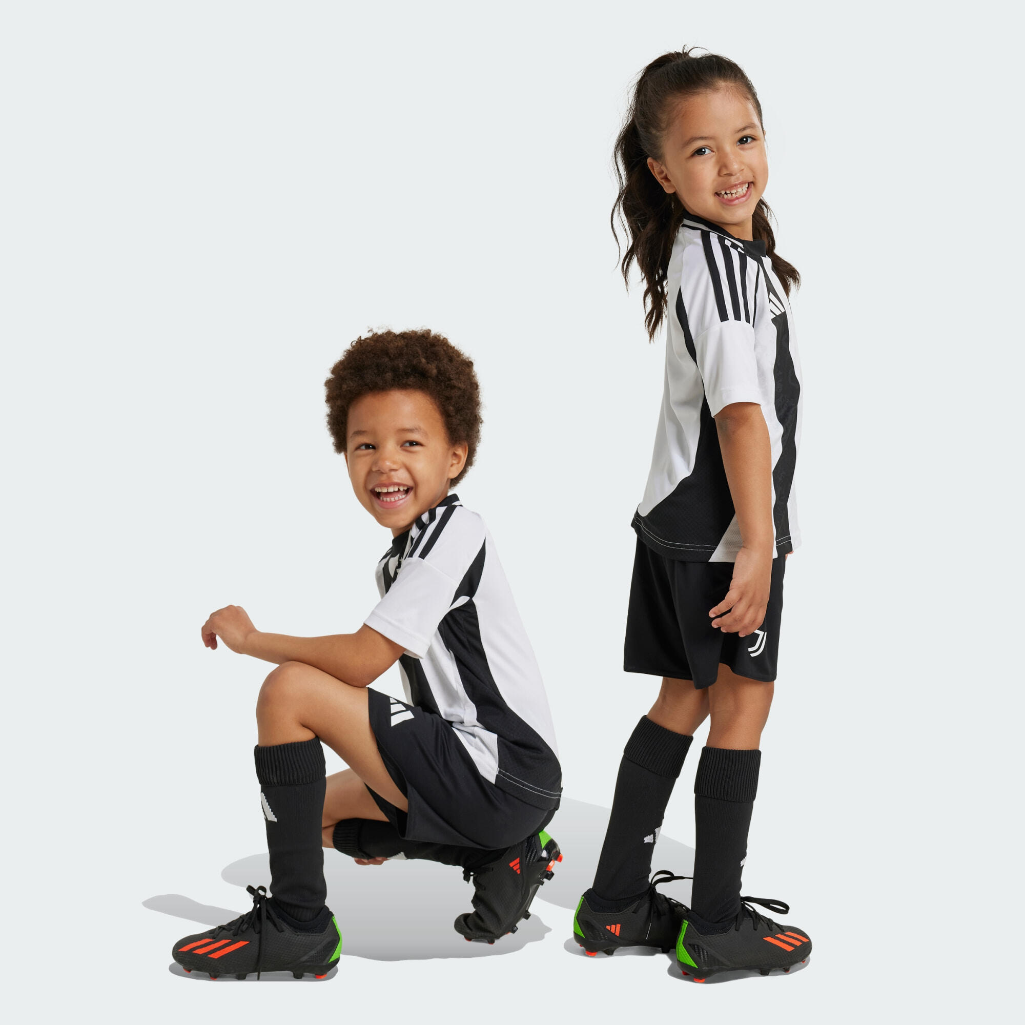 Juventus Turin 24/25 Kids Mini-Heimausrüstung 3/5