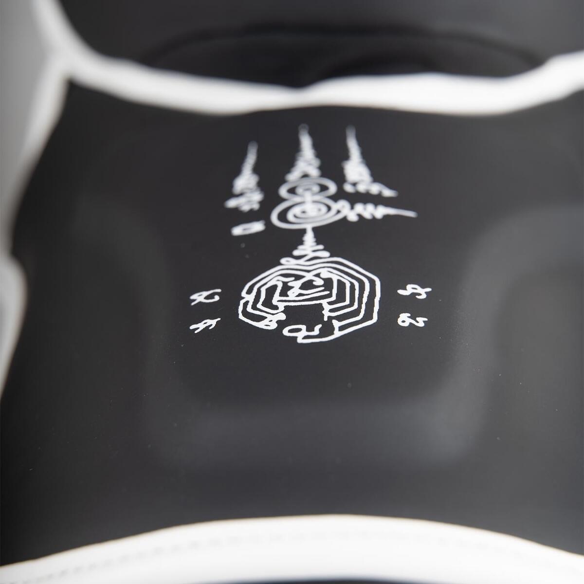 8 WEAPONS Shin Guards - Sak Yant Big Tiger black M 6/15