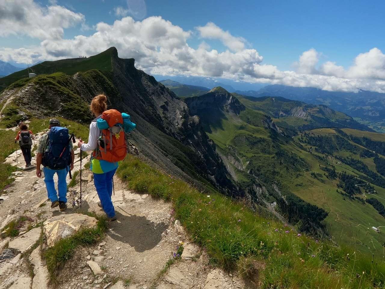 DECATHLON TRAVEL Wandelen in de Alpen met uitzicht op de Mont Blanc