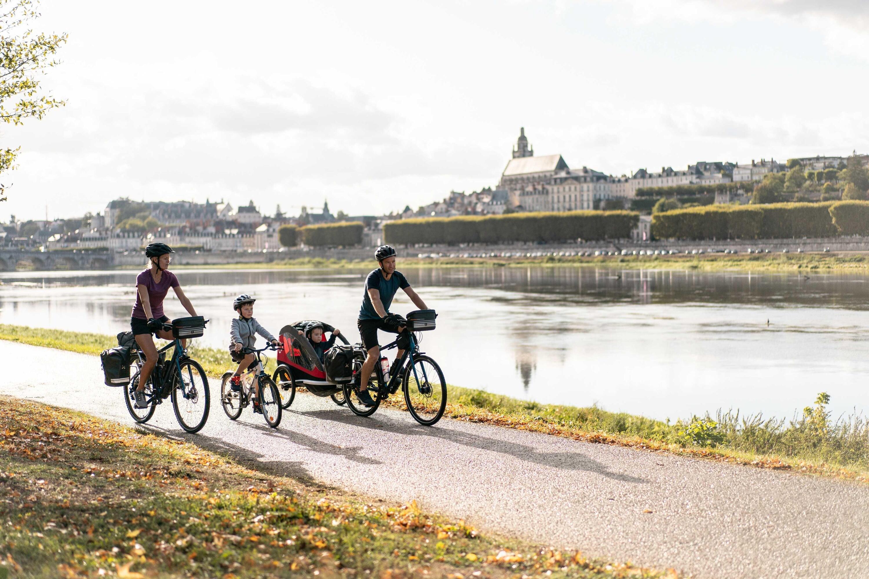 En famille à la découverte des châteaux de la Loire en VTC 1/1