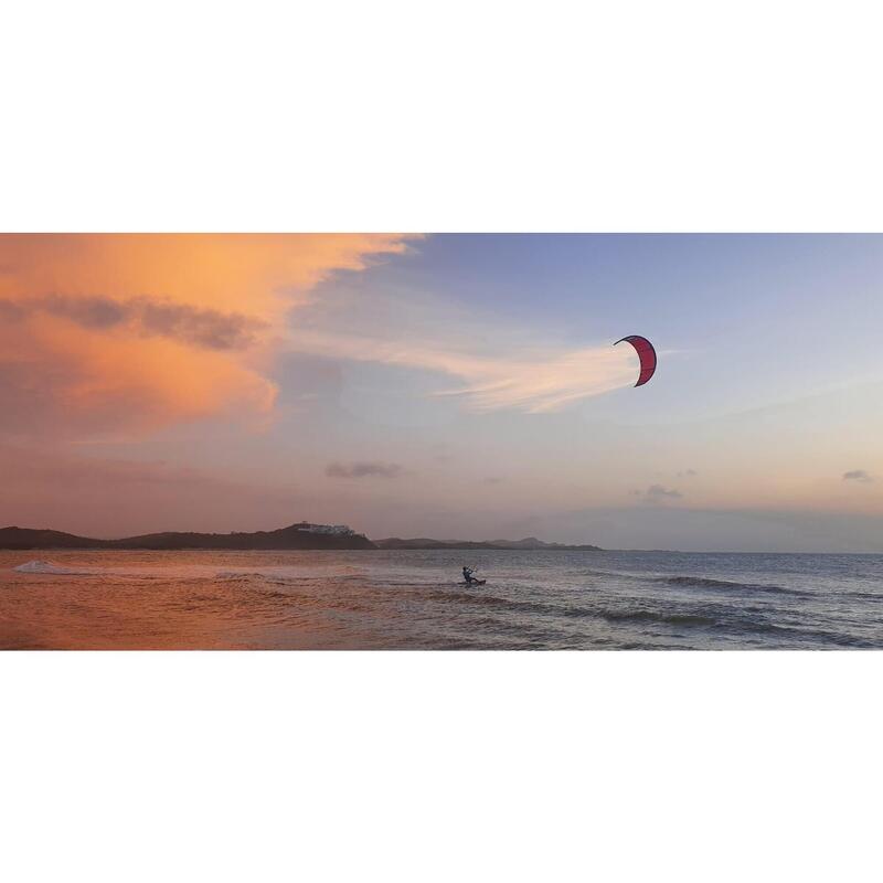 Kiteboarden aan de Caribische kust van Colombia