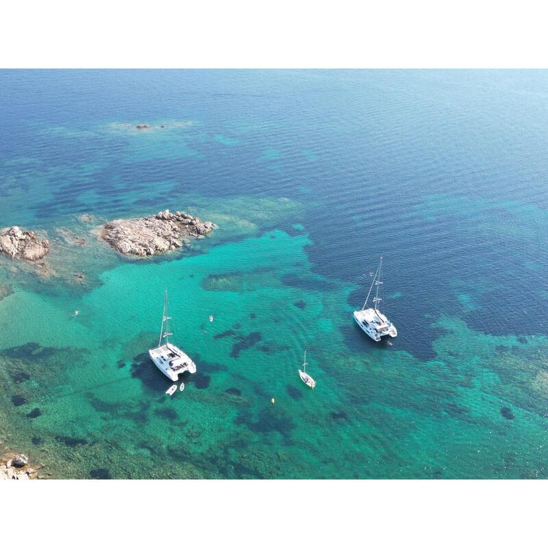 Catamaran cursus in zeilschool richting de Grenadines