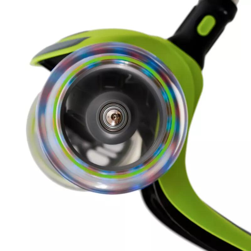 Monopattino a quattro ruote Amaya Flip and Flash verde. 3/4