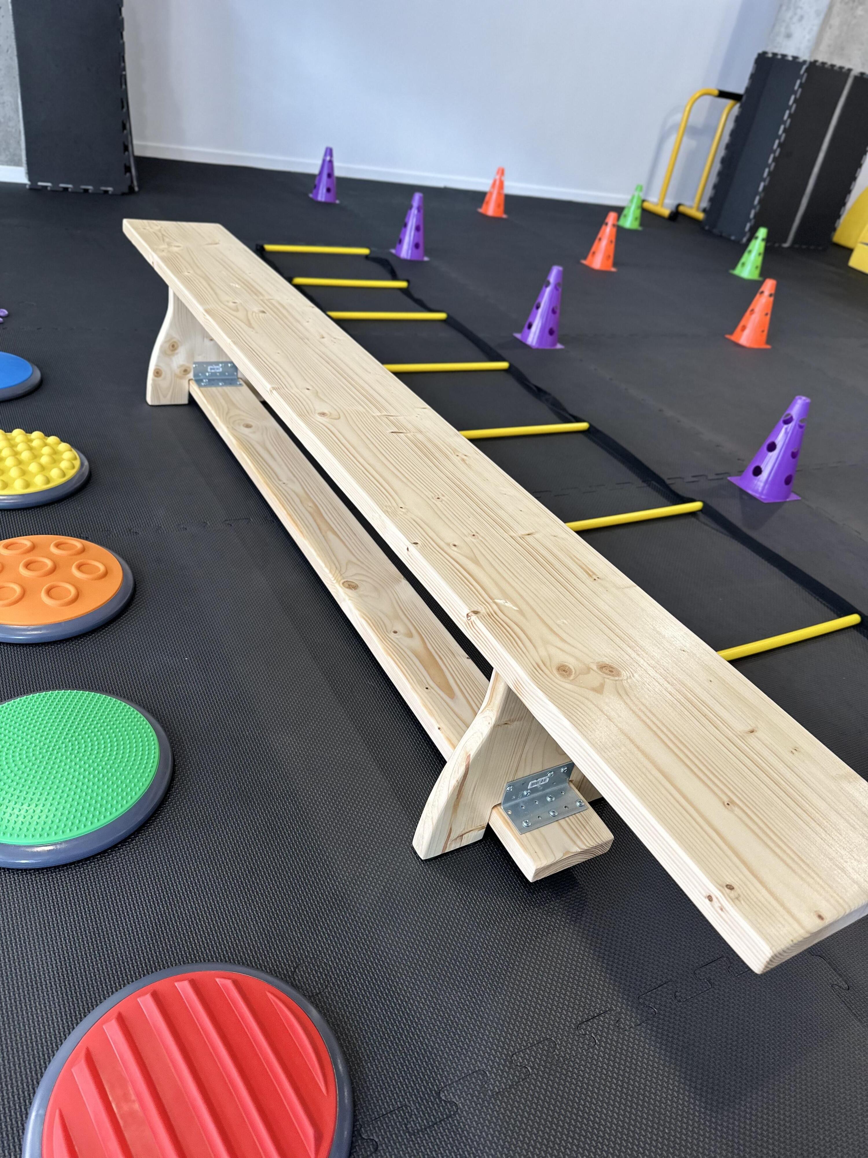 Ławka gimnastyczna drewniana UNDERFIT 2,5 m 6/7