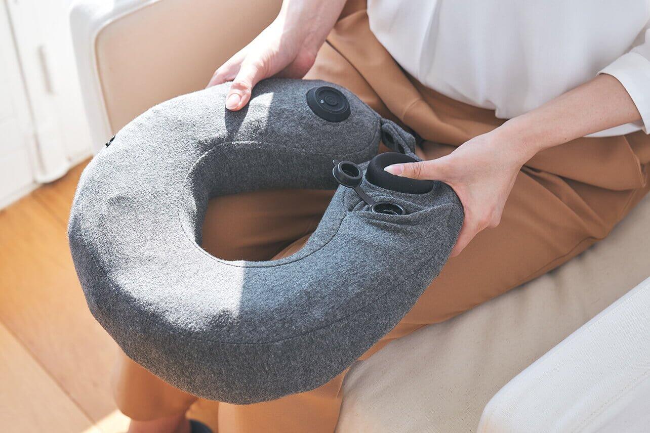 NekMo massagekussen - Een reiskussen met een ontspannende massagefunctie 6/7