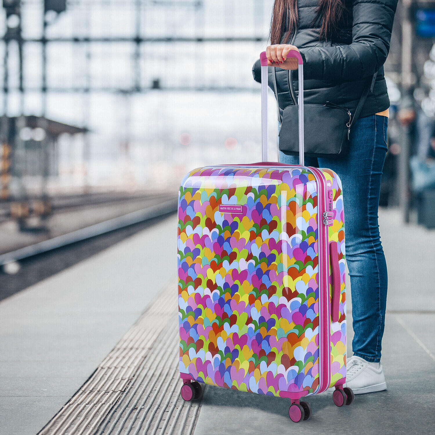 Maleta Mediana 65L Agatha Ruiz De La Prada Corazones Fucsiaes 44X67x24cm 2/7