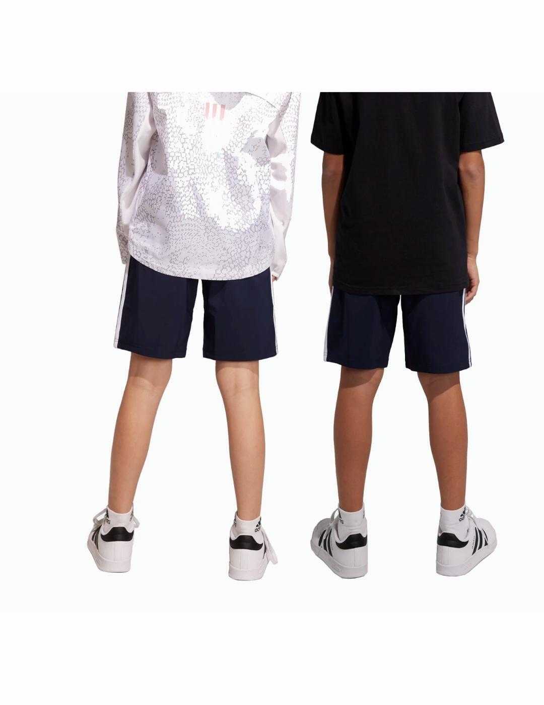 Shorts Adidas 3 bandes bleus. 6/7