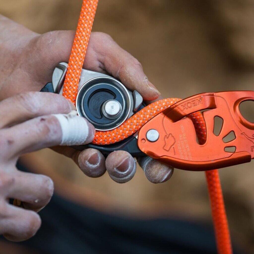 Petzl NEOX assureur-descendeur noir, came roue intégrée, poignée 3:1 (8,5–11 mm) 6/7
