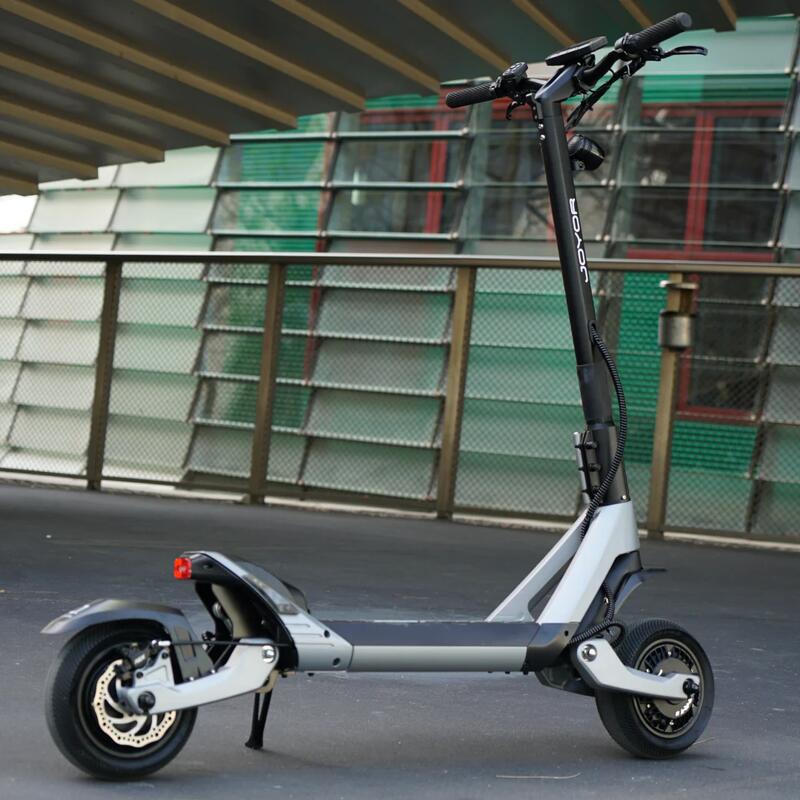 Joyor LuxeRider Elektrische Scooter Volwassen Zwart + Helm