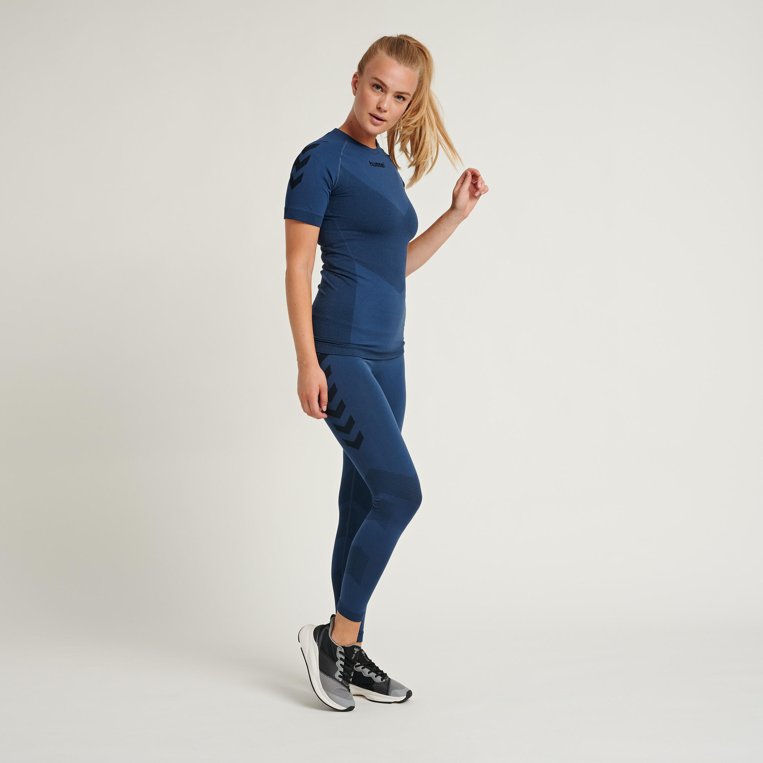 Enfiler T-Shirt Hummel First Femme 2/7