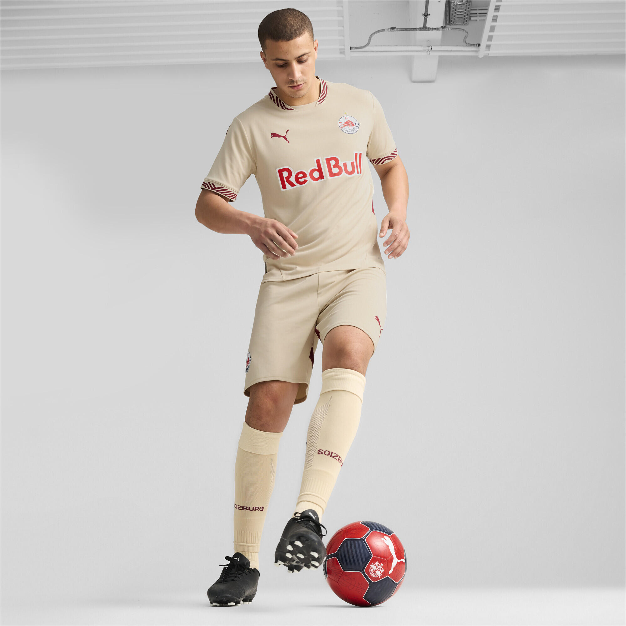 FC Red Bull Salzburg 24/25 Calções Homem PUMA Granola Team Regal Red Beige 4/7