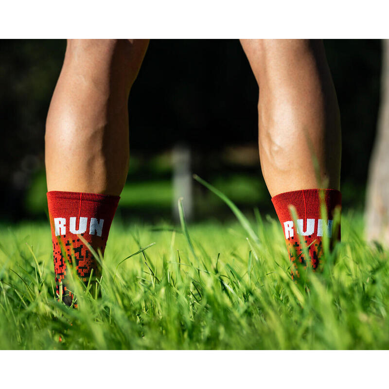 CALCETINES "RUN PIXEL" CAÑA 2 HILOS de Running - Color Rojo/negro - UNISEX