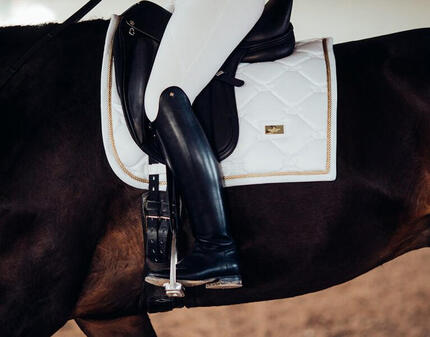 Tapis de selle White Perfection Gold DRESSAGE - Equestrian Stockholm