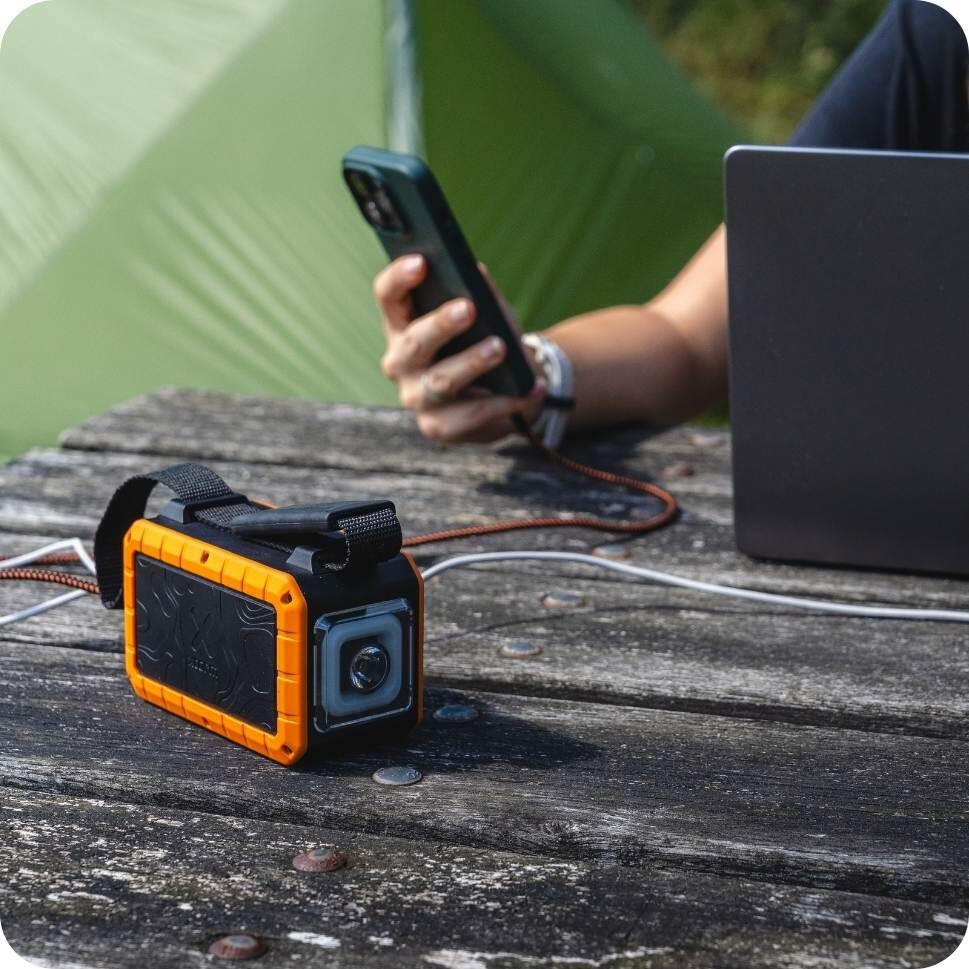Xtorm Rugged Powerbank met Zaklamp - 40.000 mAh - 100W - Orange 2/7