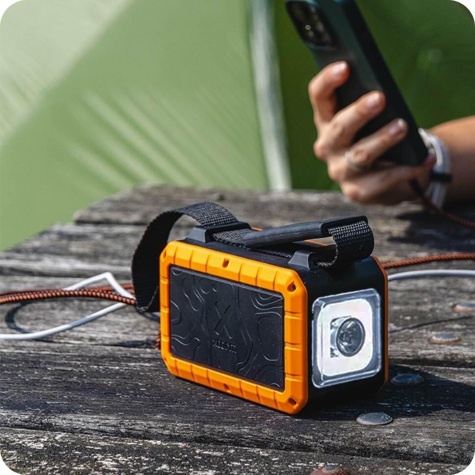 Xtorm Rugged Powerbank met Zaklamp - 40.000 mAh - 100W - Orange 3/7