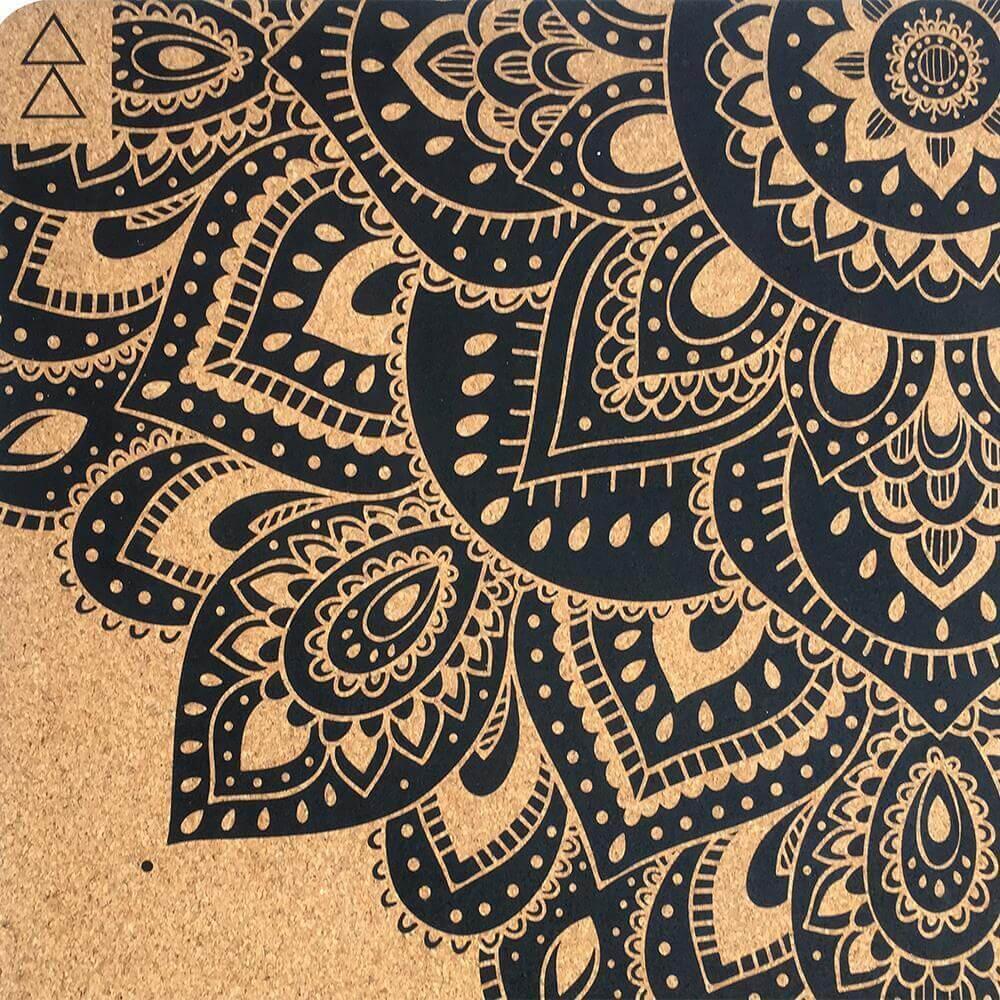 Jógová podložka Yoga Design Lab 1,5mm korková - Mandala Black 4/7