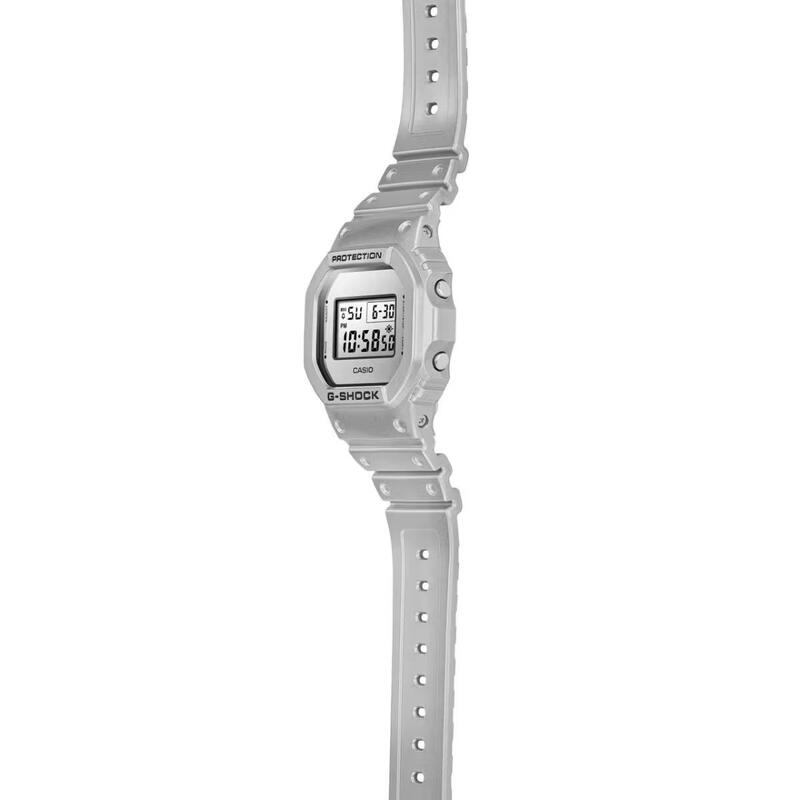 Casio Digitaal  Horloge Zilverkleurig/LCD DW-5600FF-8ER