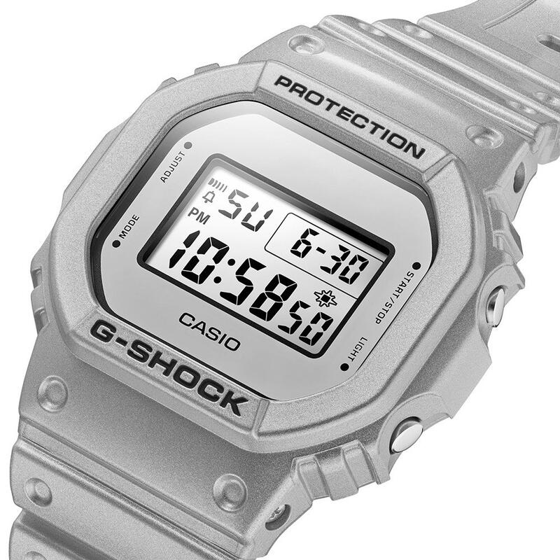 Casio Digitaal  Horloge Zilverkleurig/LCD DW-5600FF-8ER