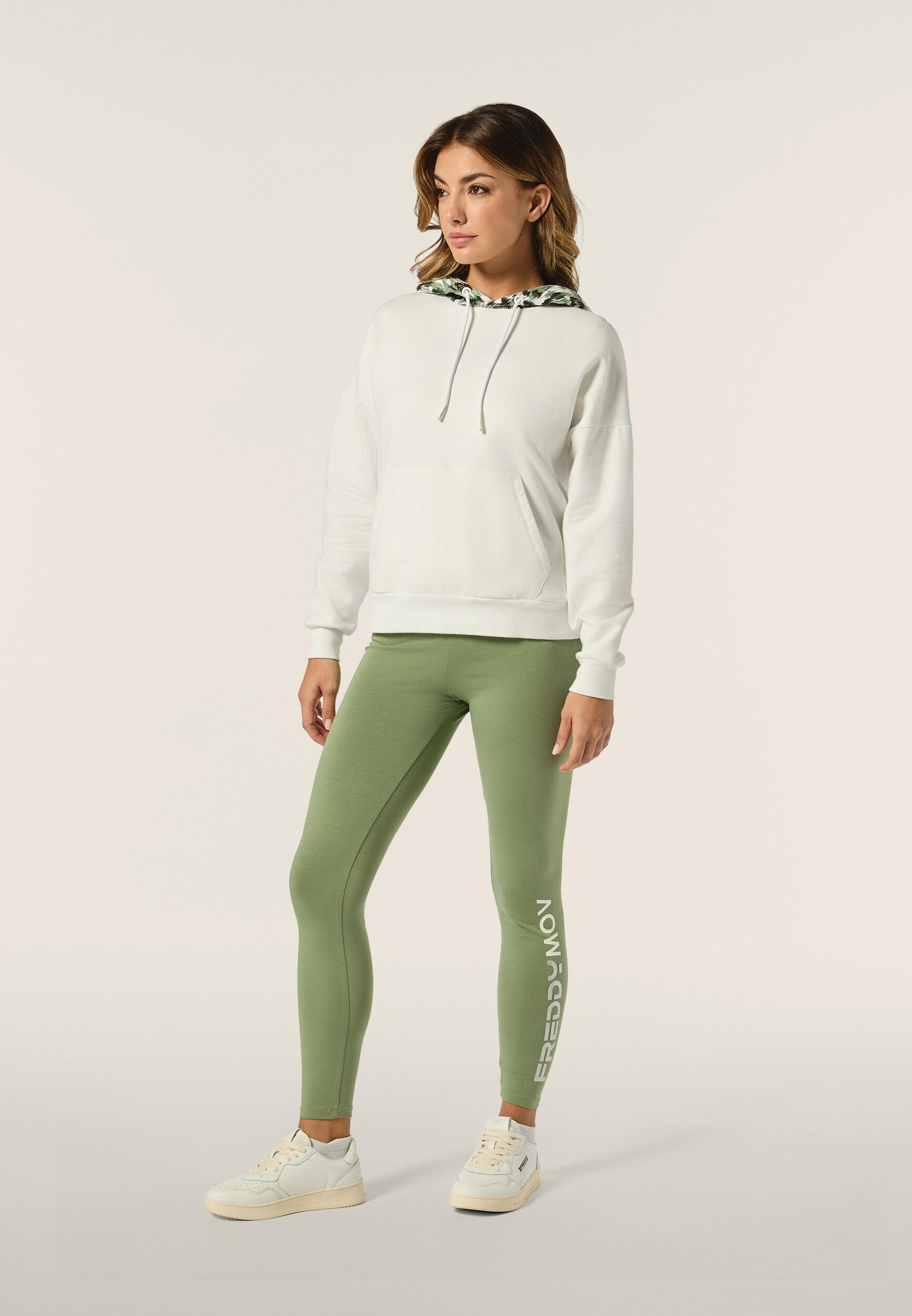 Pantaloni 7/8 donna Vita Alta con logo maculato sul fondo 2/5