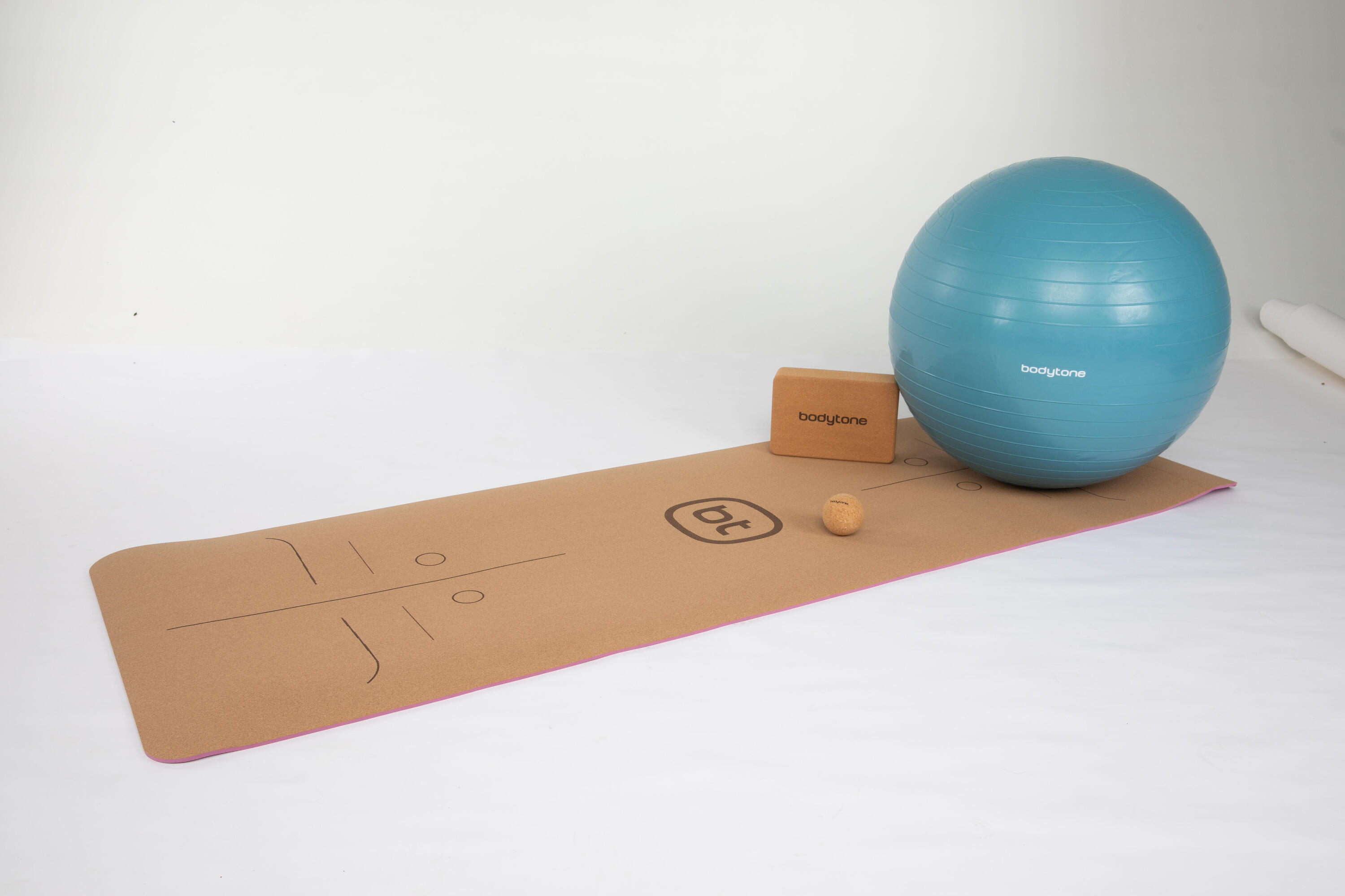 Set di yoga in sughero: tappetino, pallone gym, blocco yoga, pallina massaggio 2/6