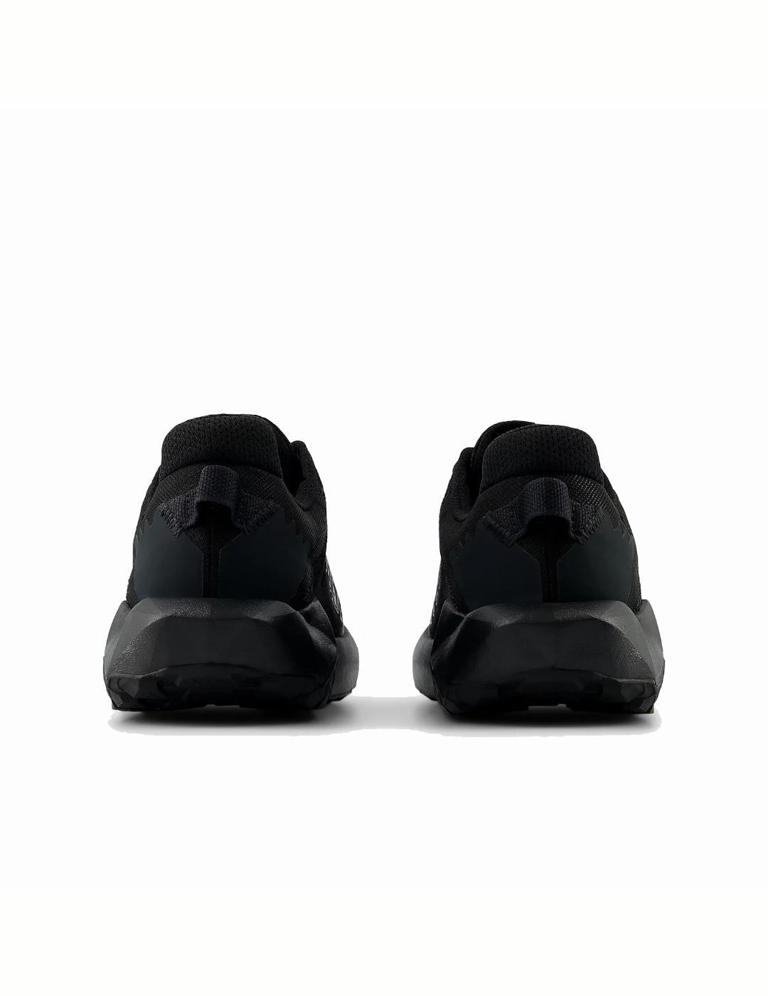 Scarpe da uomo New Balance Dynasoft Nitrel GB6 GTX nere 4/5