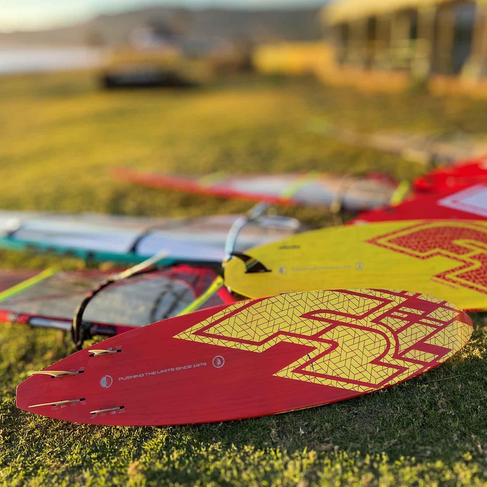 F2 Junior Windsurfboard Barracuda HD Youth 66 l Rot/Weiss 2024/25 2/3