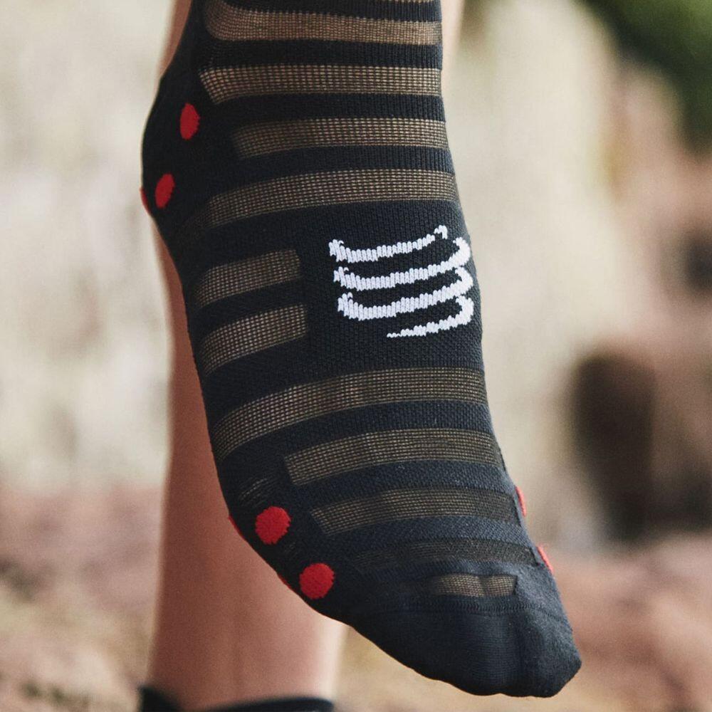 Par de calcetines Compressport Pro Racing v4.0 Ultralight Run High Black 3/4