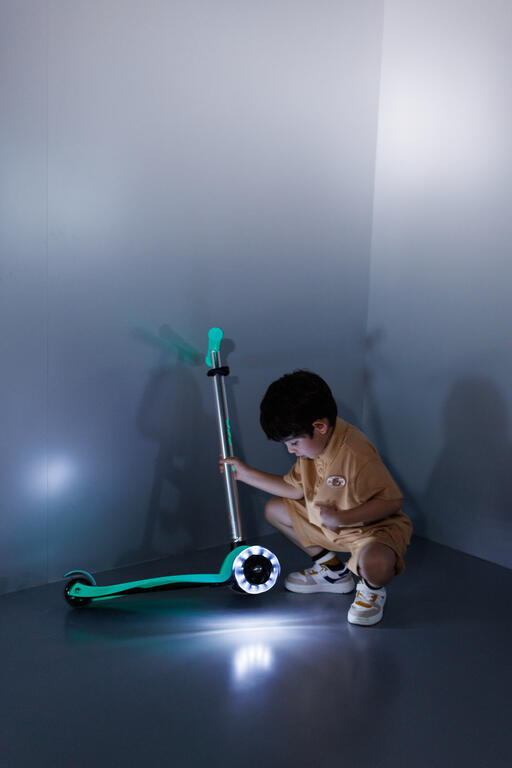 Patinete 3 Ruedas Micro Maxi Deluxe Glow LED Aqua - Brilla en la oscuridad 6/6