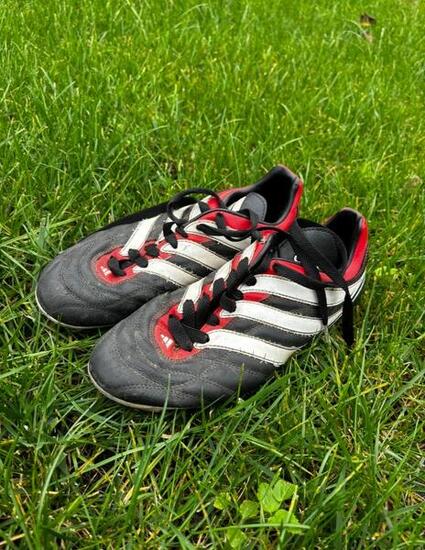 Entre Particuliers - Chaussures de football Adidas. Taille 38