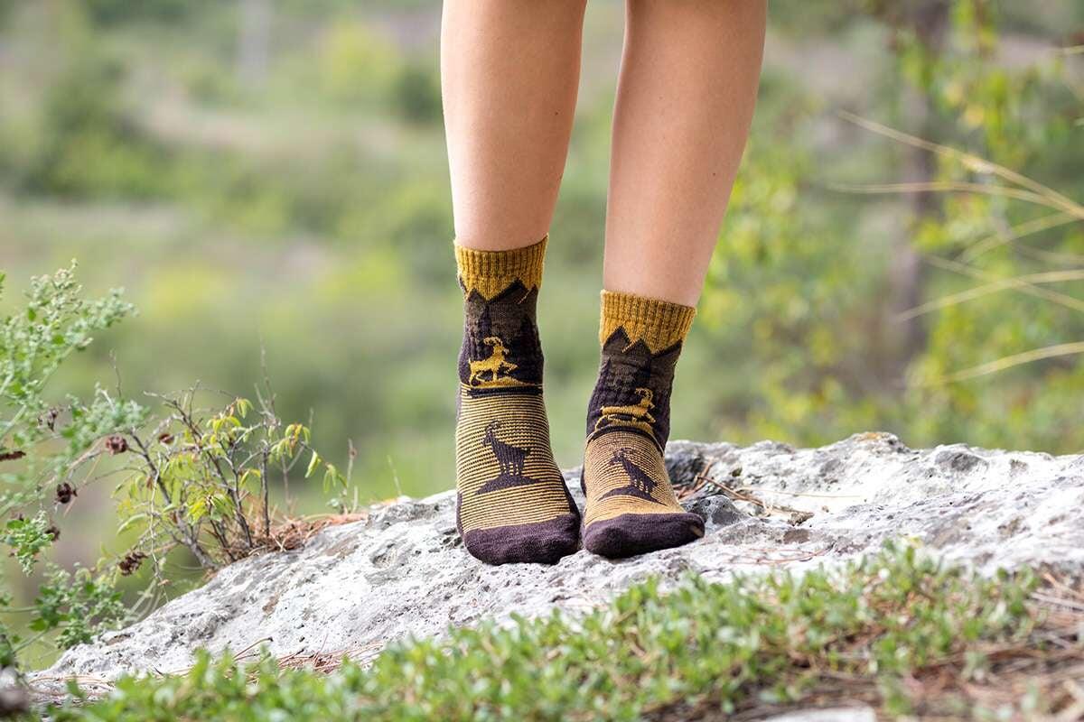 Skarpety trekkingowe z wełny merynosowej z żółtym alpejskim koziorożcem 4/6