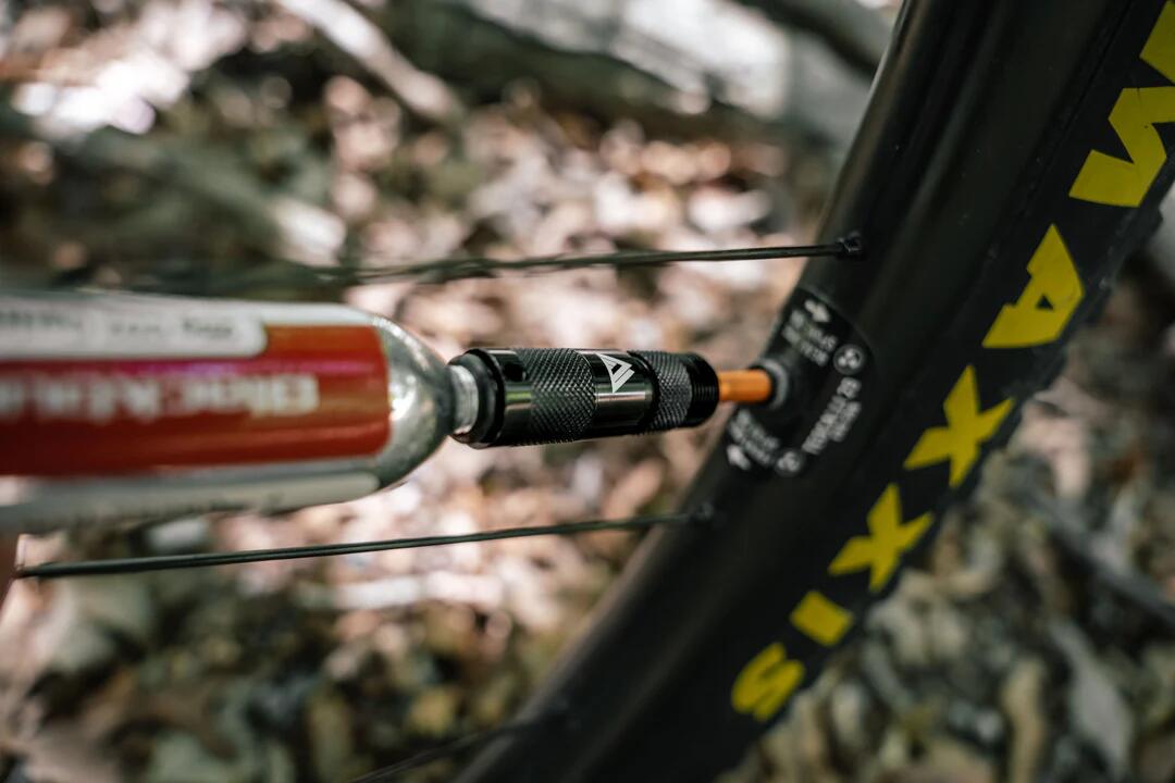 Narzędzie do naprawy opon bezdętkowych z dozownikiem CO2 KomCyclingTRT02 Tęczowy 2/7
