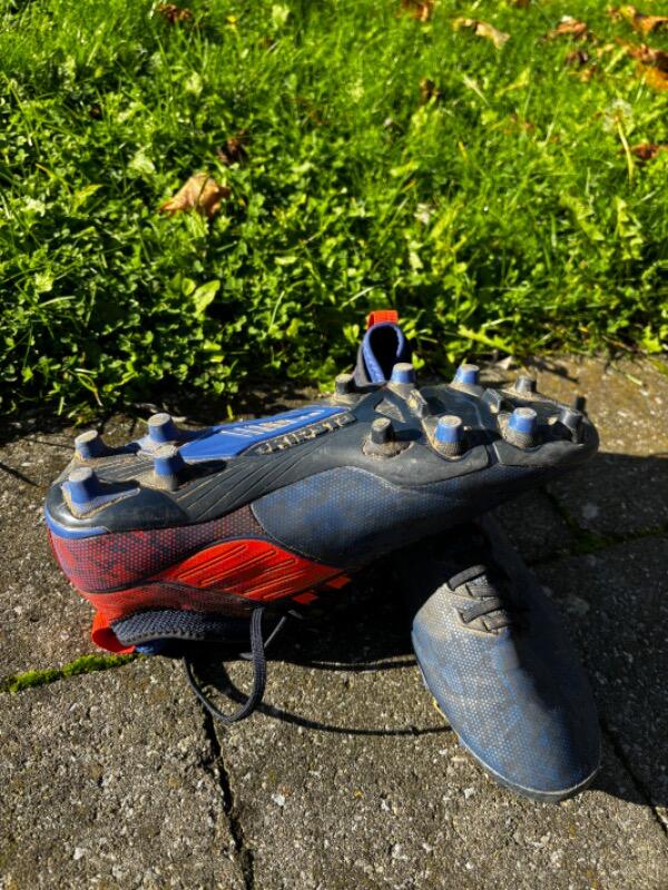 Tussen Particulieren - Kipsta voetbalschoenen met sokjes maat 39 2/4