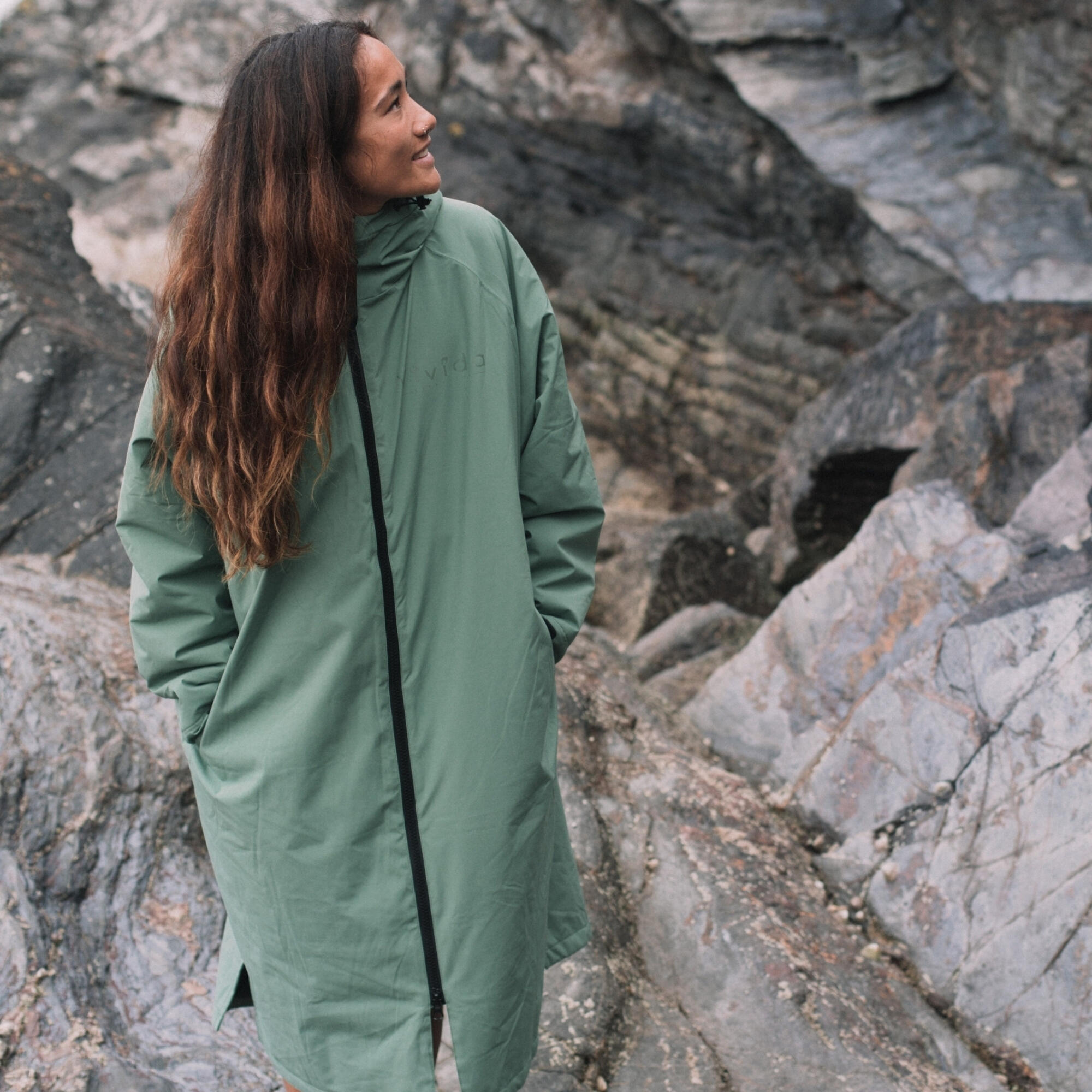 VIVIDA LIFESTYLE Sherpa Unisex Recycled Waterproof Changing Robe - Aventurine Green