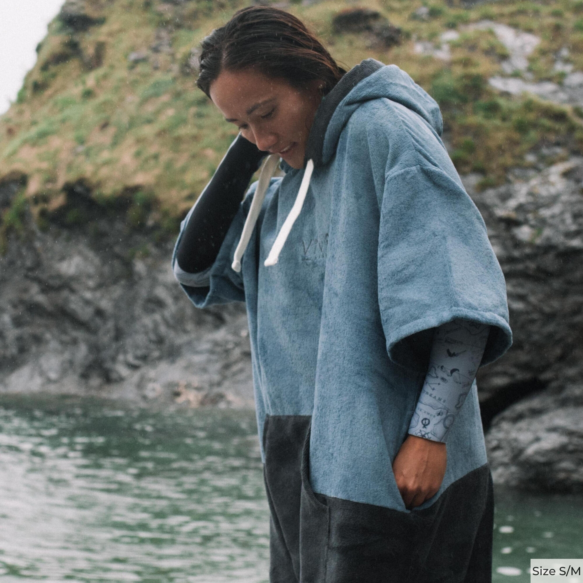 Original Unisex Towel Changing Poncho Robe - Mineral Blue / Anthracite Grey 3/9