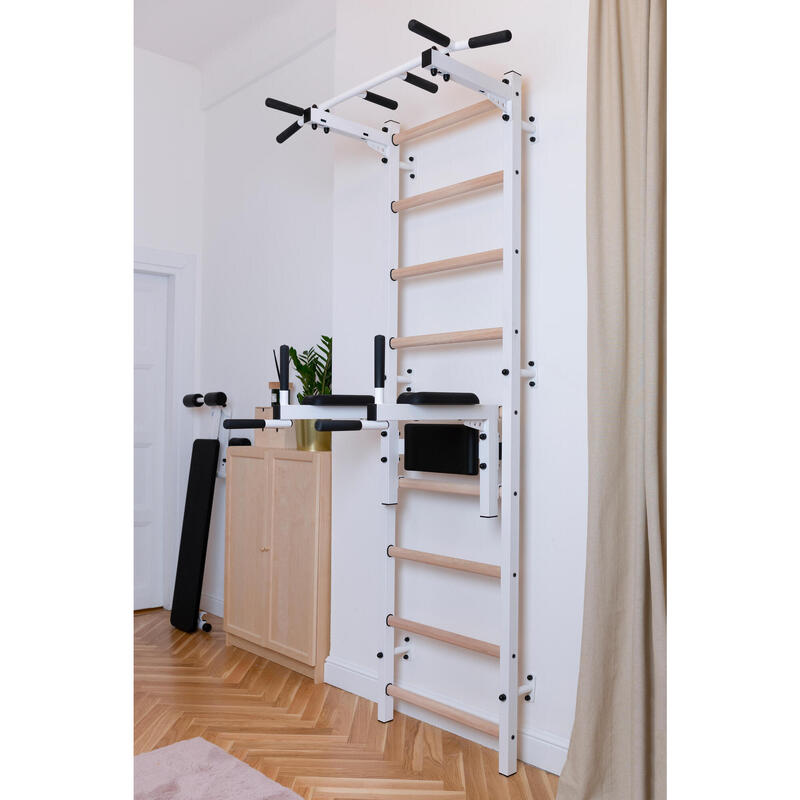 Système d'espalier BenchK avec barre de dips et barre de traction. 