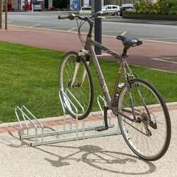 Râtelier sur 2 niveaux cote à cote pour 3 vélos