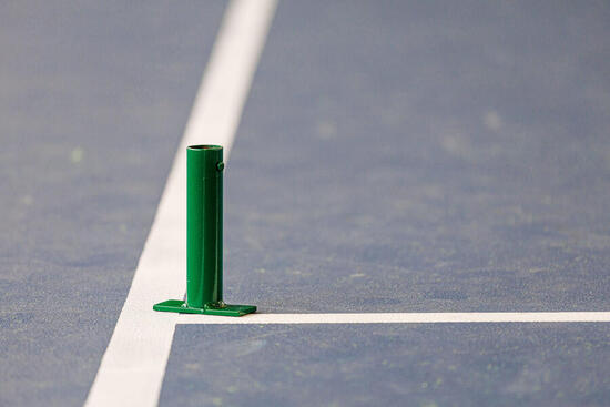 Fixation à sceller pour régulateur de filet de tennis