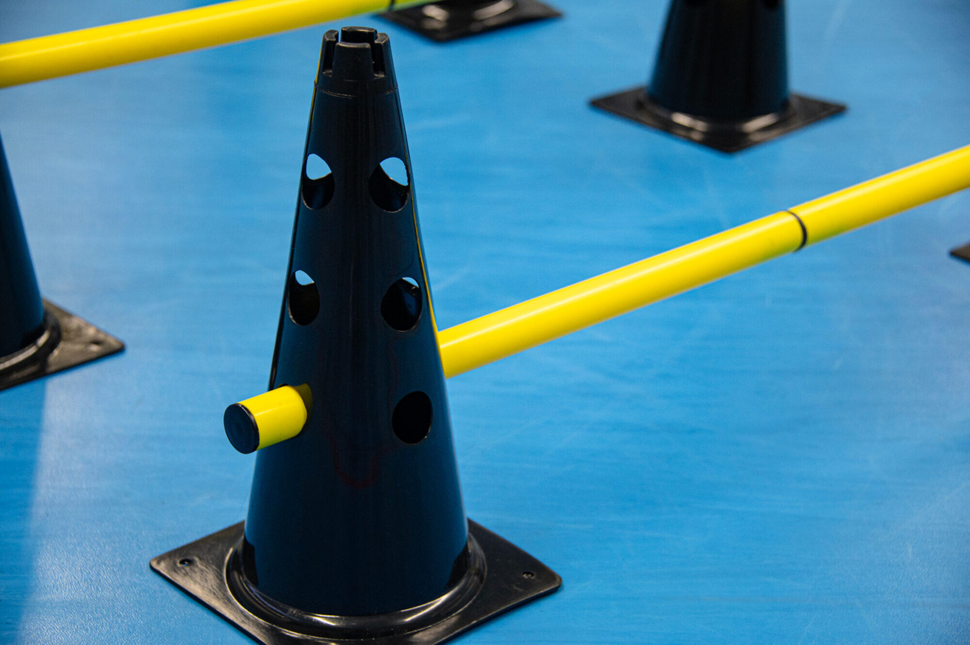 6 grands cônes plastiques avec trous pour jeux enfants et tiges parcours