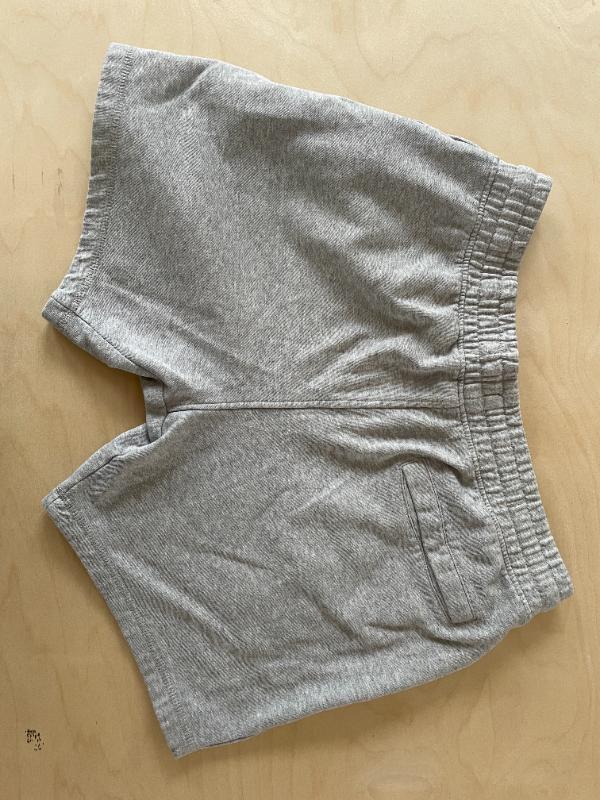 Tussen Particulieren - Korte grijze trainingsbroek Gymshark 2/3