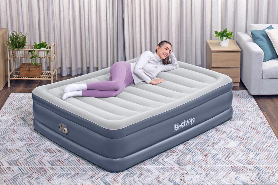 Materac dmuchany z wbudowaną pompką Bestway 203x152x51cm 6713I