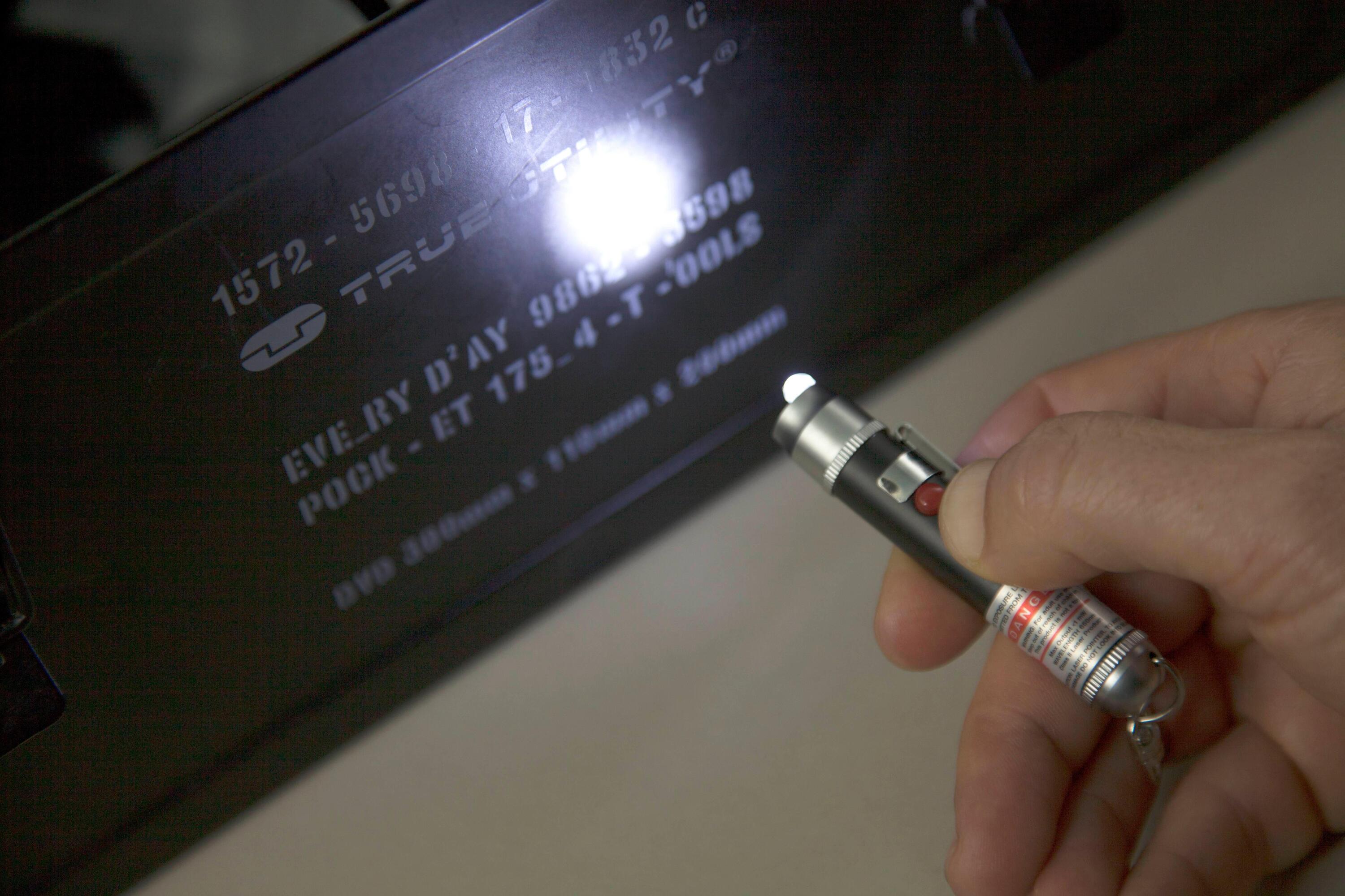 LÁSER LASERLITE-  LINTERNA LED CON LÁSER ROJO 2/3