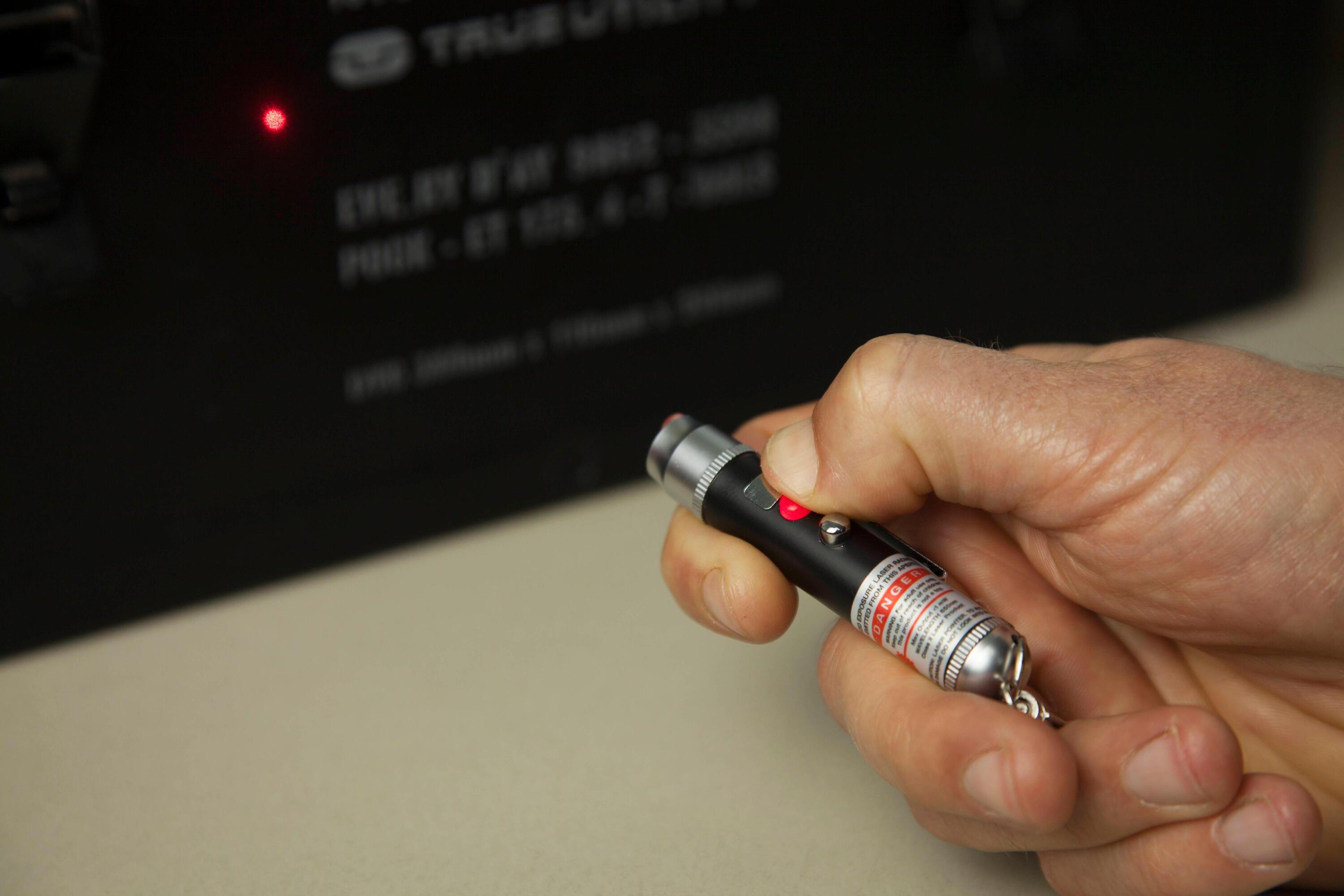 LÁSER LASERLITE-  LINTERNA LED CON LÁSER ROJO 3/3
