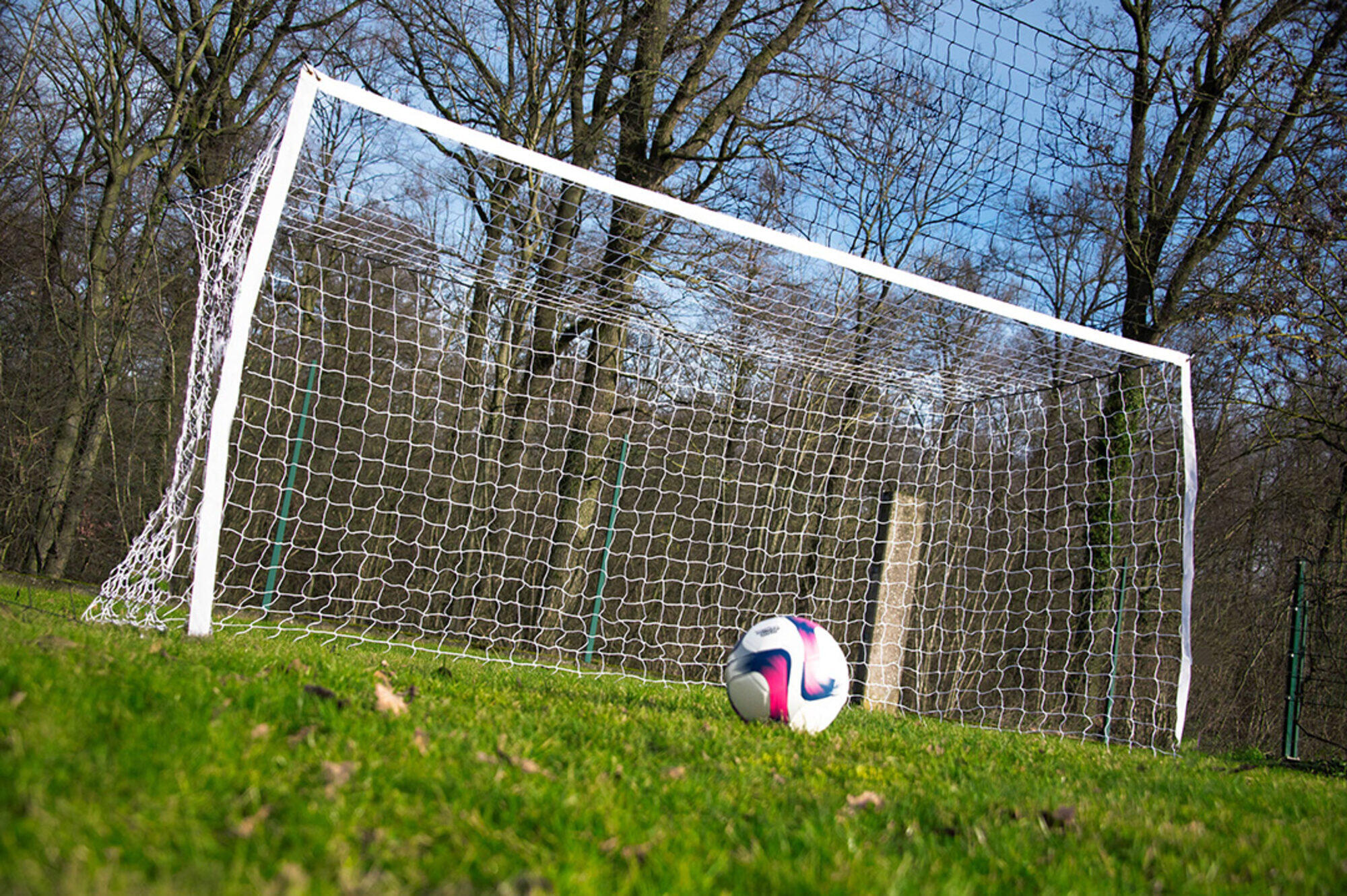 Baliza de futebol 3,7 x1,8m (com rede de proteção integrada de 6,5x3m)