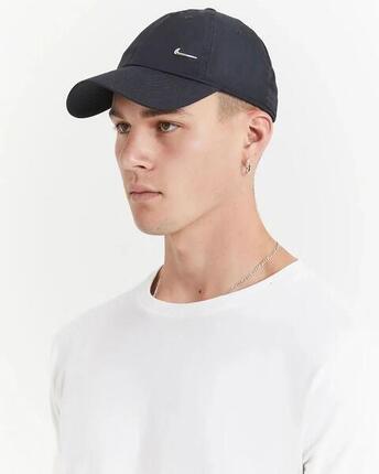 NIKE Dri-FIT Club Unstrukturierte Metall-Swoosh-Cap